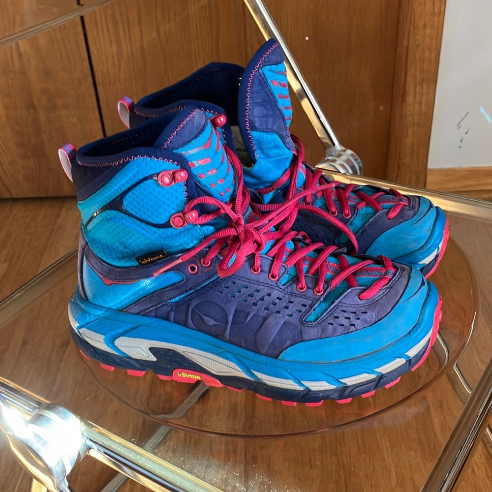 Preloved Hoka One One Ultra Hi Tor Hiking boot!💙🩷